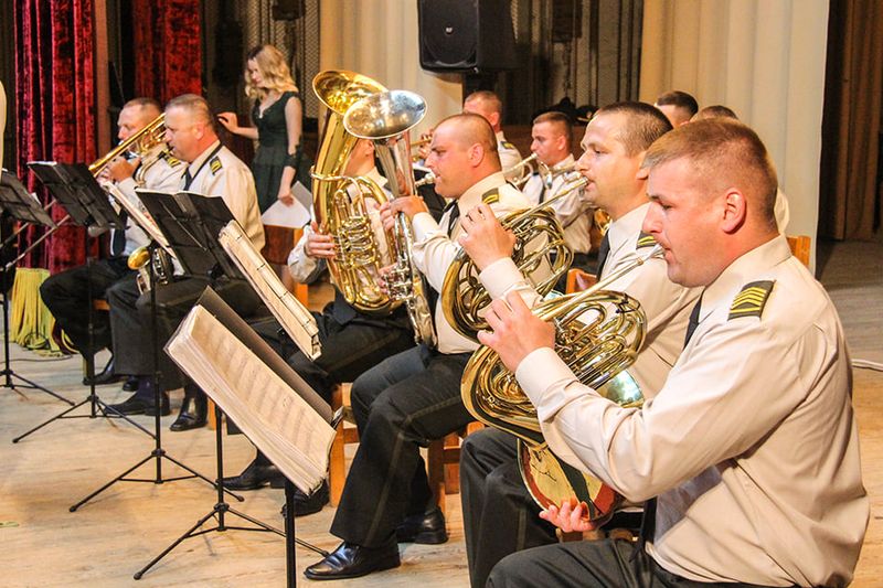 Концерт для героїв у білих халатах влаштували у Немирові нацгвардійці