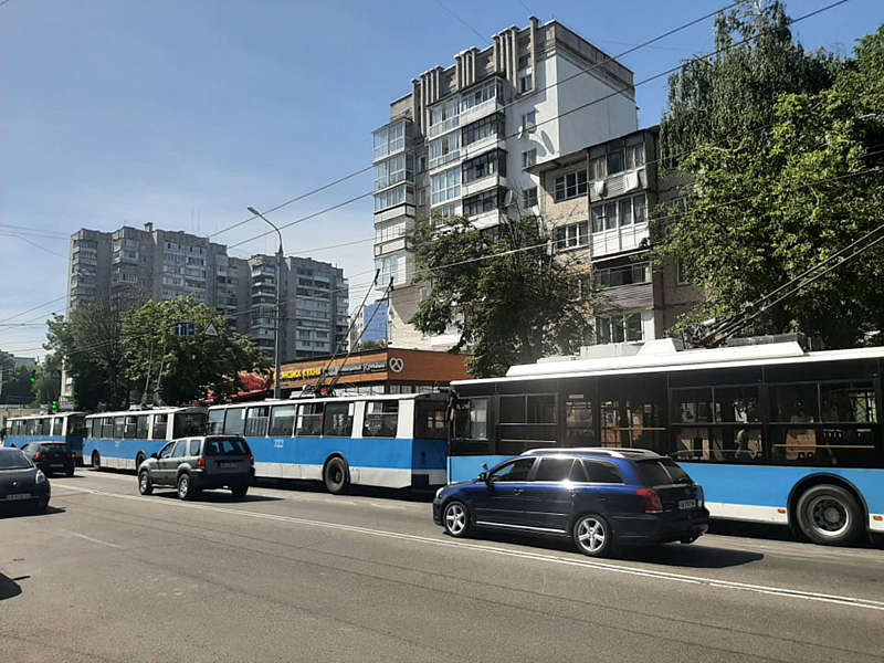 На Вишеньці стоять всі трамваї та тролейбуси без напруги в електромережі (відео)