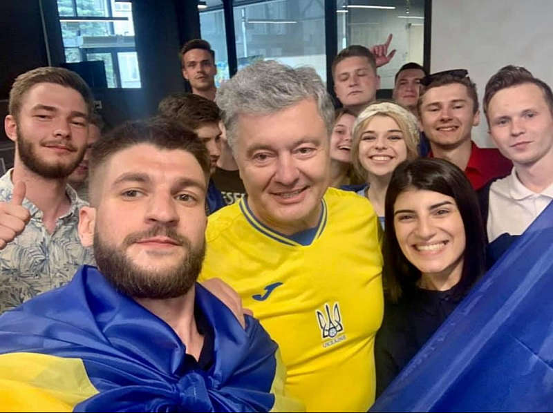 Петро Порошенко з однопартійцями показали, як уболівали за збірну України на Євро-2020 (відео)