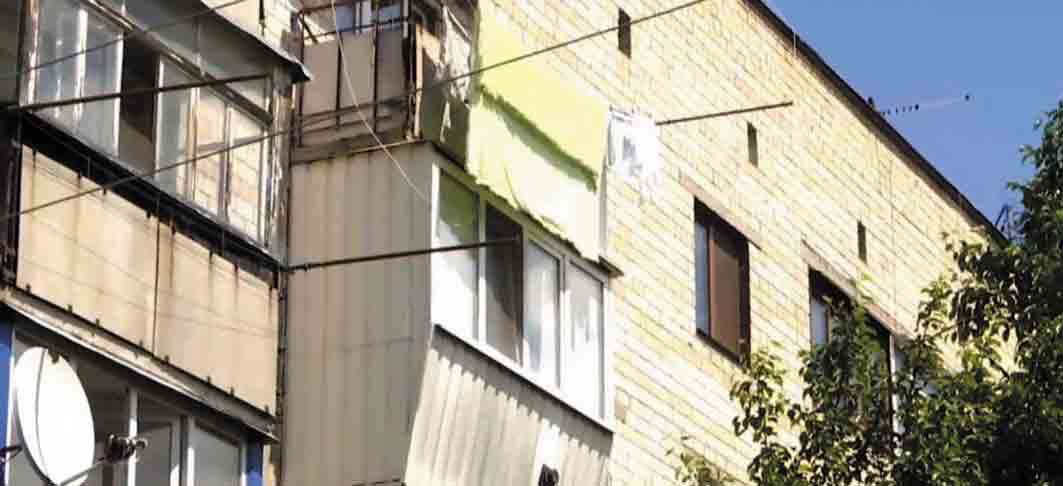 Кілька разів він повисав на мотузках для білизни. Це і врятувало йому життя