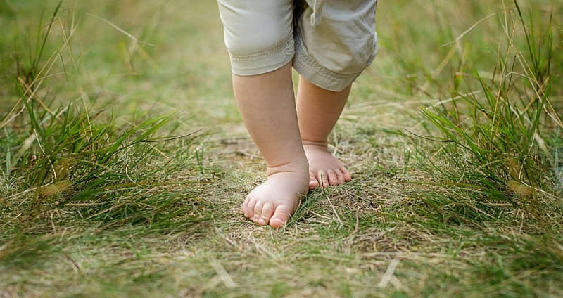 Сьогодні відзначається День ходьби босоніж: де і навіщо ходити без взуття