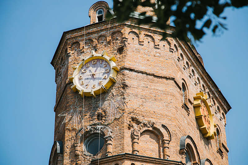 У Вінниці на висоті 25 метрів альпіністи фарбують годинник на символі міста – Вінницькій вежі!