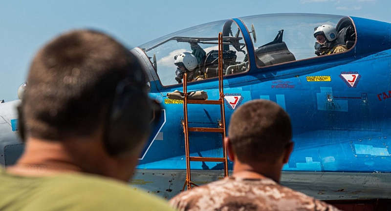 Чому звільняються бойові льотчики