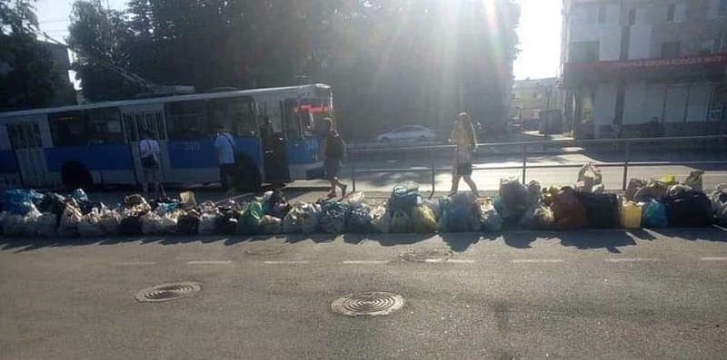 У Вінниці чоловік залишив на зупинці десятки пакетів сміття….