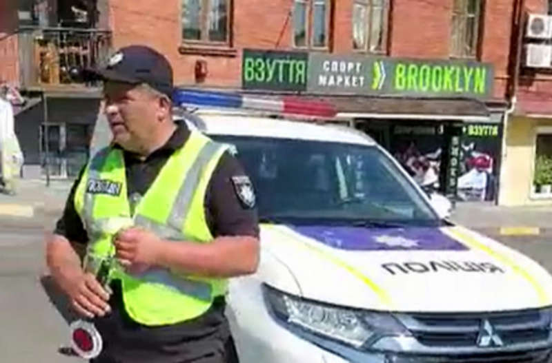 Поліція у Жмеринці «перестаралась» і перекрила центр для «бомонду» із Вінниці? Соцмережі обурені цими замашками а ля Янукович (відео)