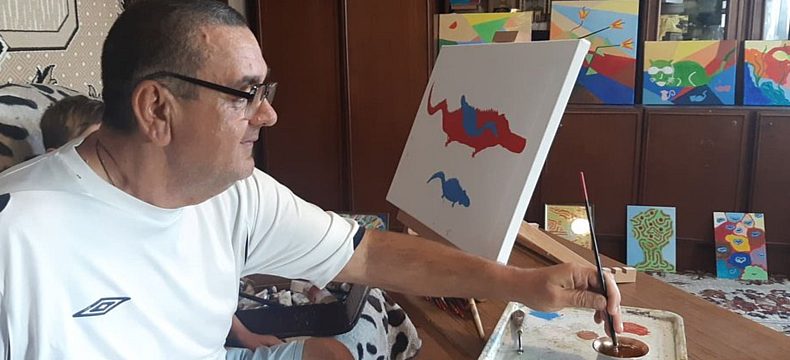 Художник Валерій Кудрявцев продає свої картини, щоб зібрати кошти на лікування