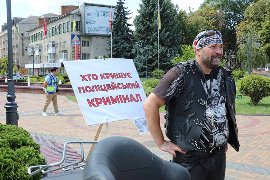 Чому вінницький байкер пікетує мерію?