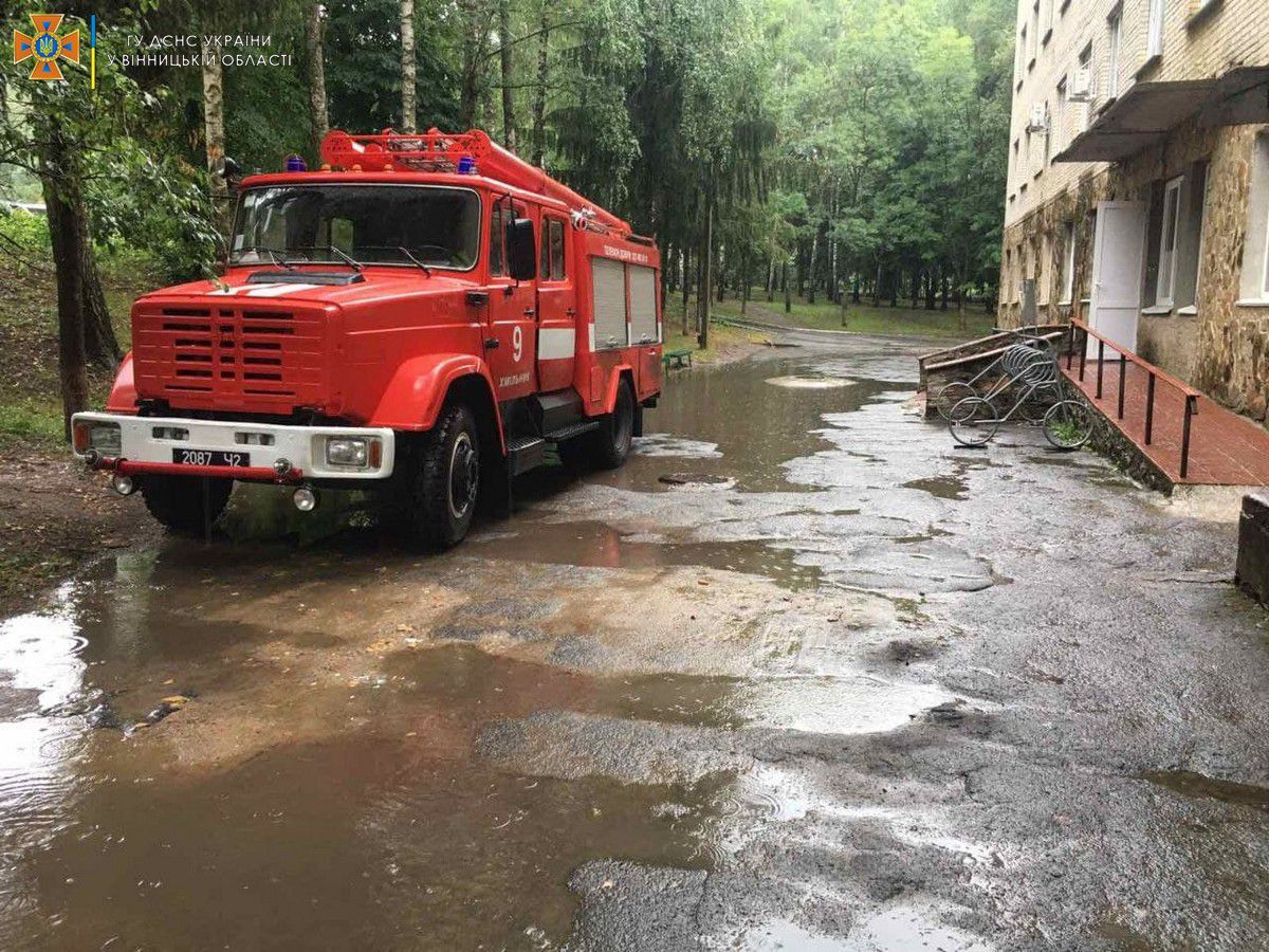 Сильний дощ затопив ліфтові шахти в лікарні на Вінниччині