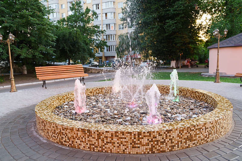 Біля «Центру матері та дитини» облаштували світловий фонтан