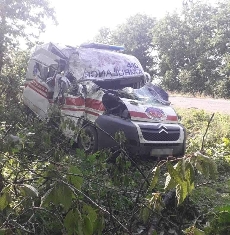 “Швидка” в Оратові влетіла в кювет через погані дороги