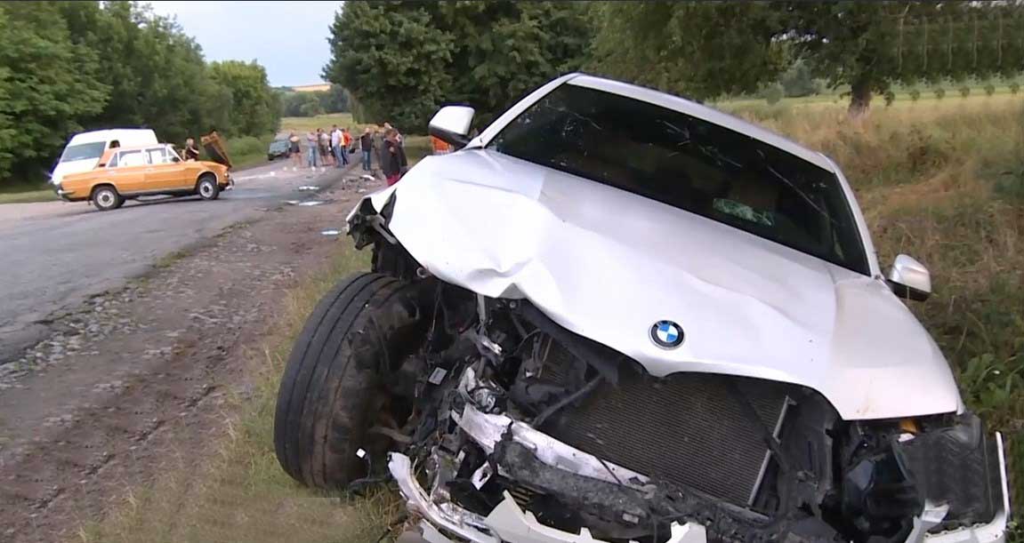 Авто вагітної бізнесвумен з Кирнасівки викинуло на узбіччя. Від удару загинули дві подруги. Їхня сестра у реанімації