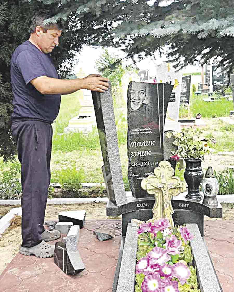 Розбили пам’ятник на роковини сину голови ОТГ з Вінниччини. Віталій у 14 помер від лейкемії…