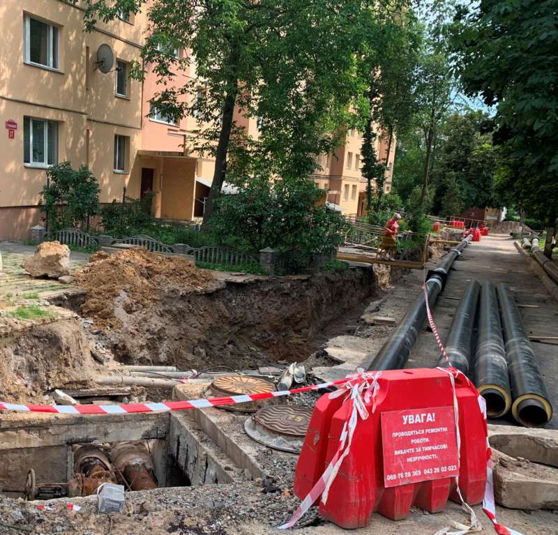 У дворах по вул. Порика,3 та Стельмаха,53 завершують заміну мереж водогону та каналізації