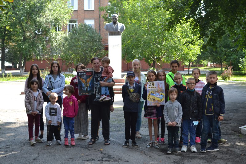60 діток з Вінниці, які опинилися у складних життєвих обставинах, отримали сучасні рюкзаки до Дня знань