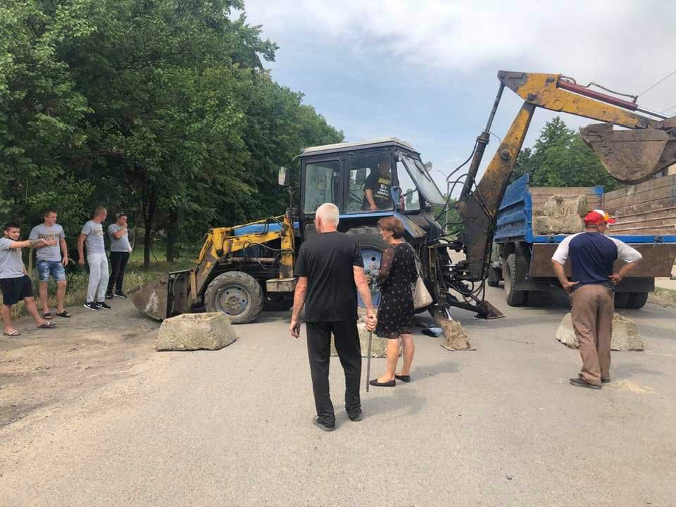 У Теплику протест через аварійну дорогу! Люди встановили блоки, щоби фури не продовжували руйнувати трасу