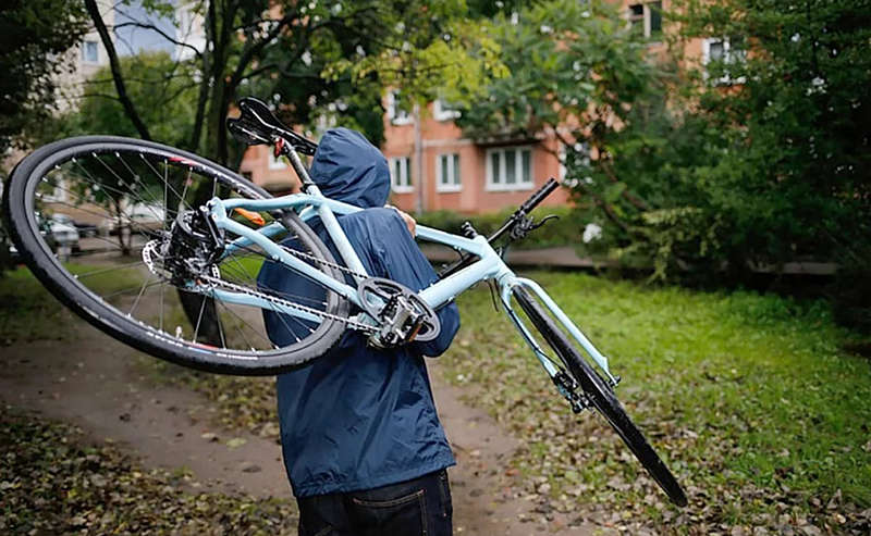 У Вінниці на Тяжилові зек силою відібрав велосипед у дитини. Його затримали, але злочин повторився (відео)