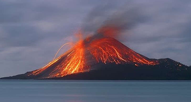 Виверження вулкану Кракатау, народження Книги рекордів Гіннеса і пожежа в Останкінській телевежі – 27 серпня в історії
