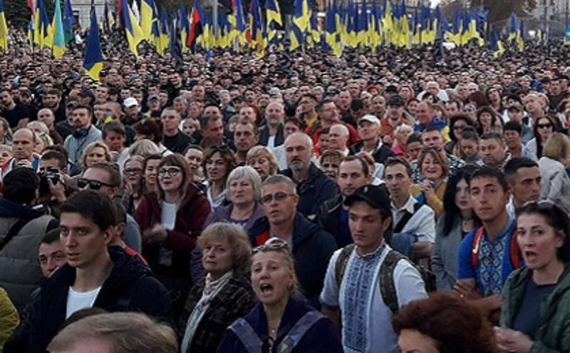 Чи дотримується влада Конституції України?