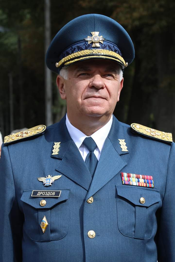 Екс-командувач Повітряних Сил генерал-полковник Дроздов у День авіації прощався із бойовим прапором