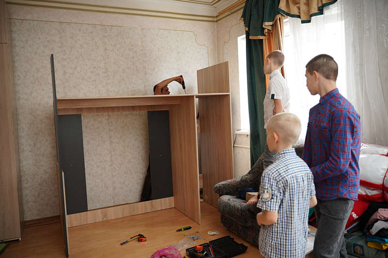 Дитячий будинок сімейного типу продовжують оснащувати меблями