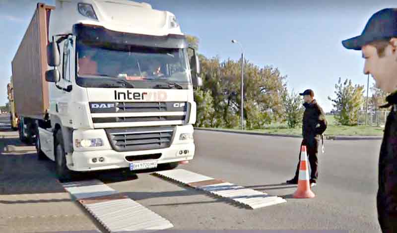Щоб не руйнувалися відремонтовані дороги, співробітники «Укртрансбезпеки» та патрульної поліції посилили перевірки вантажівок і важкогабаритного транспорту