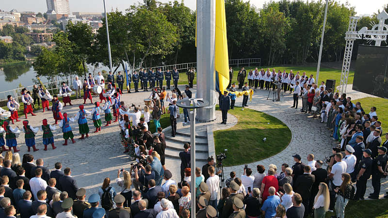 У Вінниці на Замковій горі урочисто підняли найбільший державний прапор у регіоні