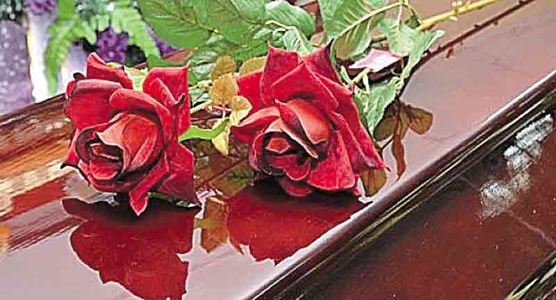 Червоні троянди на похорон я приніс своїй колишній дружині. Вона їх ненавиділа…