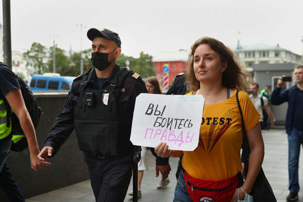 Чому журналісти Росії пікетували ФСБ? Їх запакували в автозаки біля Лубянки