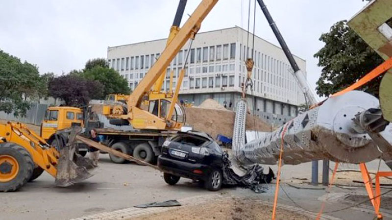 70-метровий флагшток упав на «Лексус» виконроба