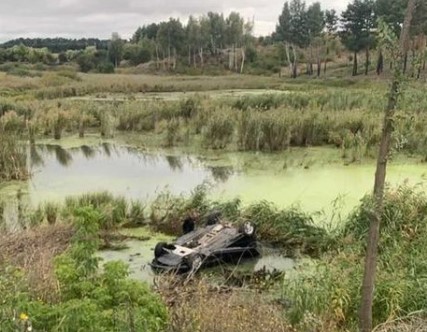 1,68 проміле в крові знайшли у БМВешника із Гайсина, який вчора вилетів у болото під Вороновицею (відео)