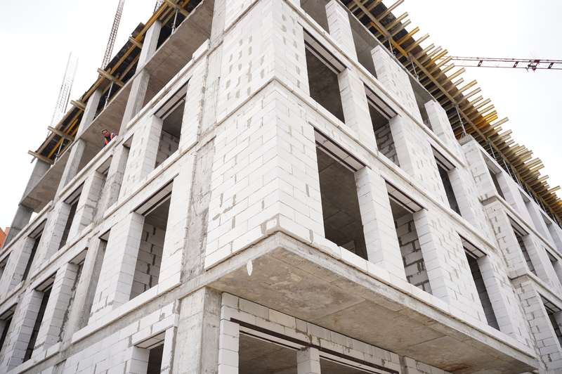 Триває будівництво муніципального будинку на вул. А. Бортняка: вже звели шість поверхів другої секції та три поверхи першої