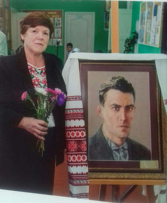 33 портрети великих українців, вишиті Любов’ю Шаламай, прикрашають вінницьку гімназію