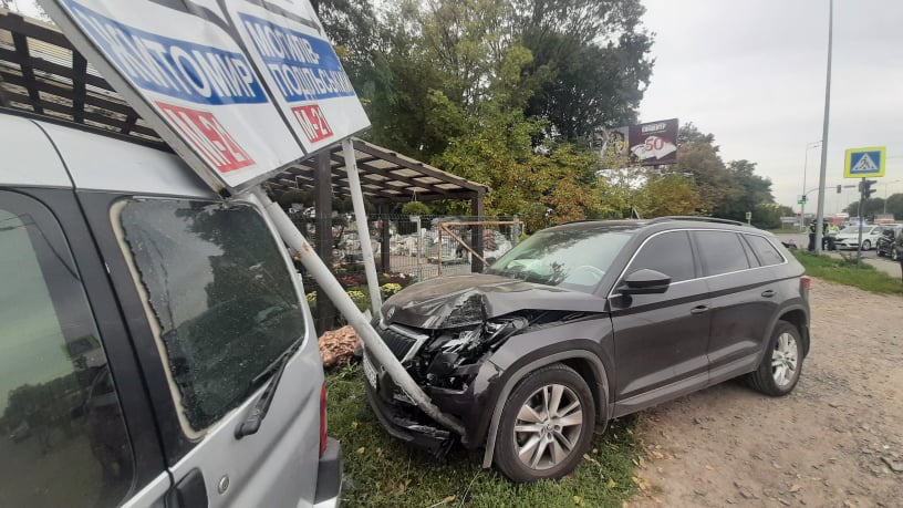 «Шкода» із Херсона протаранила три авта і лева біля «Епіцентру»… Водія та пасажирку забрала «швидка» (відео)