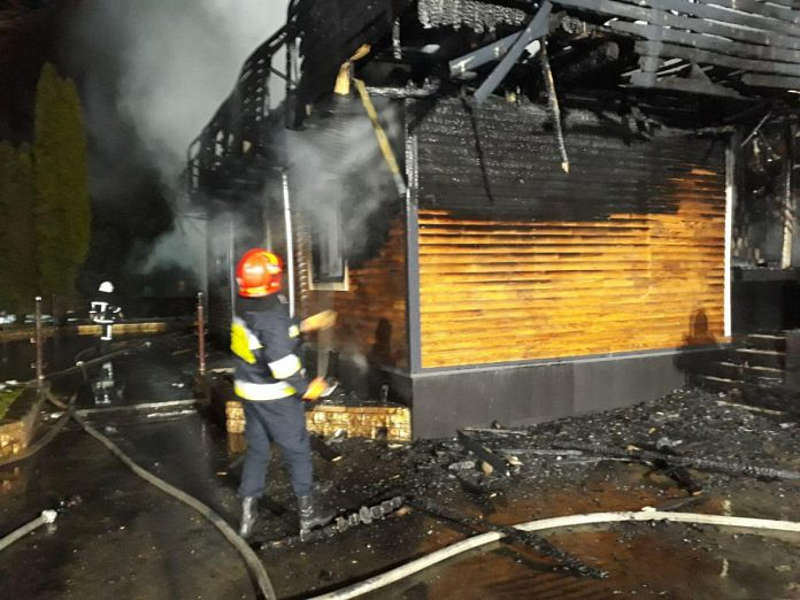Вночі на Кореї згоріла 2-поверхова приватна сауна… Пожежу гасили 6 спецавтомобілів ДСНС