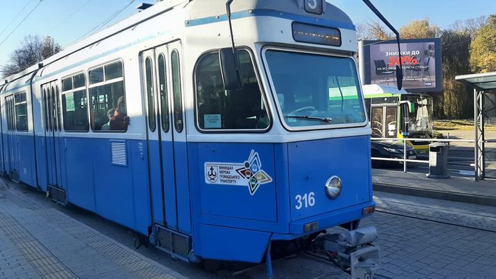 Дві іноземні студентки “наступили на штраф” у трамваї №5 Вінниці, бо їхали безкоштовно (відео)