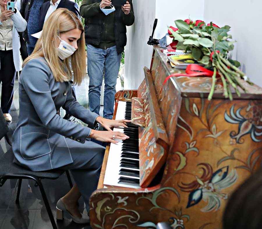 Експромтом на піаніно заграла у Вінниці «Мелодію» народна депутатка Лариса Білозір (відео)