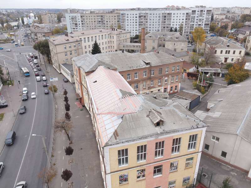 У Вінниці в школі №9 перекривають дах