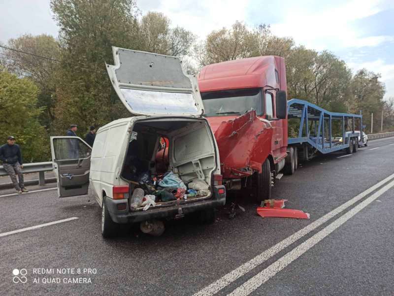 Дивом всі живі! Під Ксаверівкою Т4 влетів у автовоз на мокрій дорозі