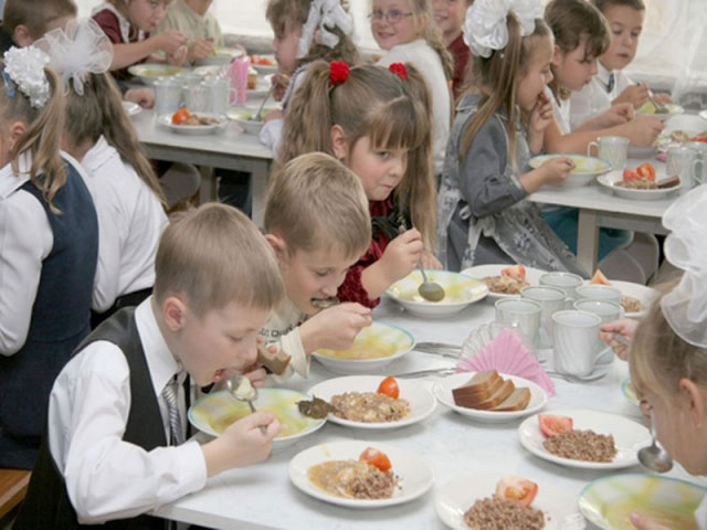 Експериментальне харчування у садках і школах. Треба все-таки солодити і солити чи привчати дітей їсти здорові харчі? А ще — не красти у них