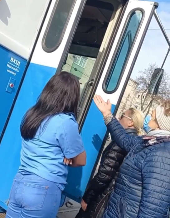 Водійка трамваю відмовилася їхати, поки «зайві» пасажири  не покинуть салон (відео)