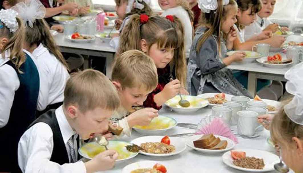 – Їжу зі шкіл та з дитсадків масово викидають, – жаліються батьки «33-му»