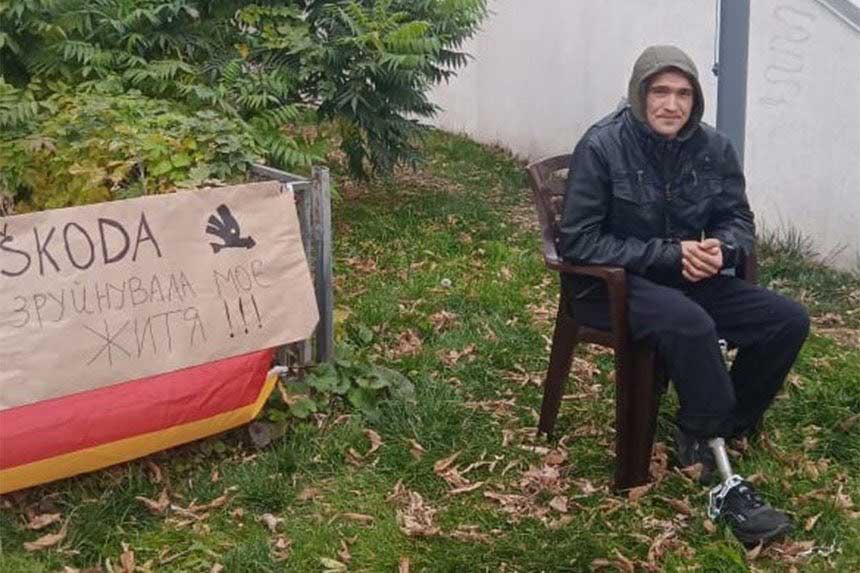 Чому заробітчанин із Немирова голодує під посольством Чеської Республіки у Києві?
