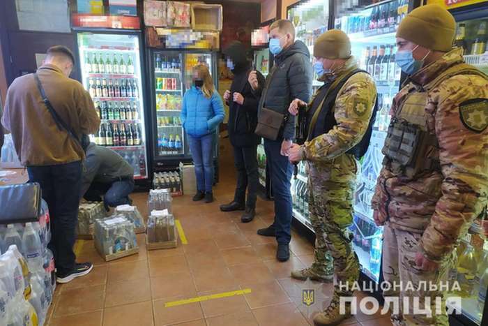 200 пляшок алкоголю з підробленими марками вилучили поліцейські у Вінниці (відео)