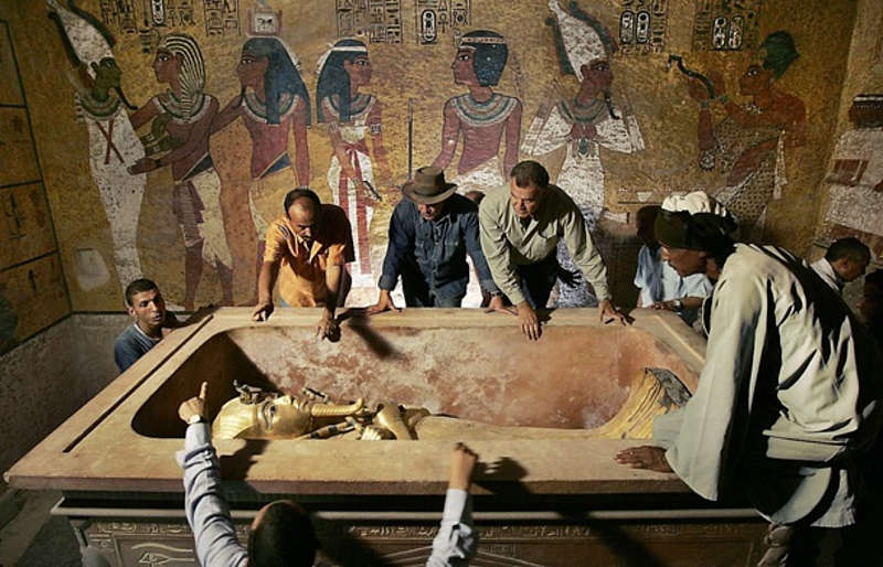 Перше у світі метро в Лондоні, відкриття гробниці Тутанхамона і візит Муаммара Каддафі до України – 4 листопада в історії