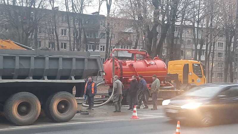 На Хмельницькому шосе у Вінниці аварія на трубопроводі… Транспорт пустили по реверсу… (відео)