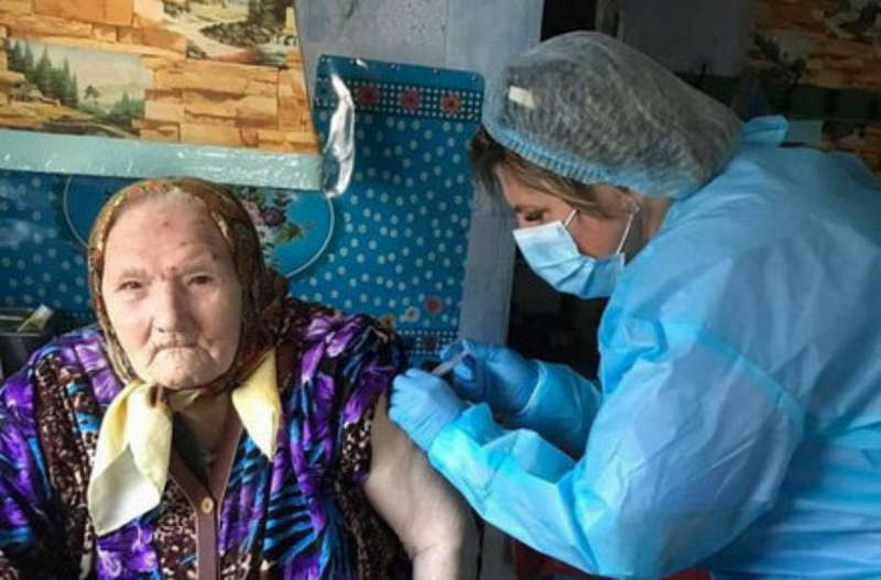 В 99 років Фросина Захарівна із Демидівки вакцинувалась від КОВІД. Це найстарша щеплена мешканка Вінниччини!