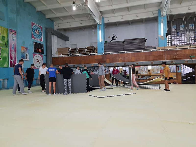 В акробатичній школі Вінниці оновили спортивні килими