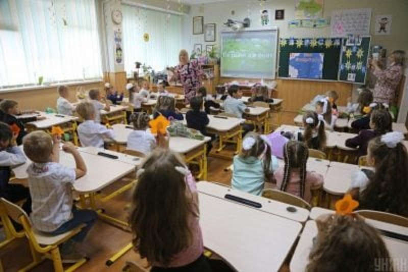 МОН закликає повернути дітей до школи