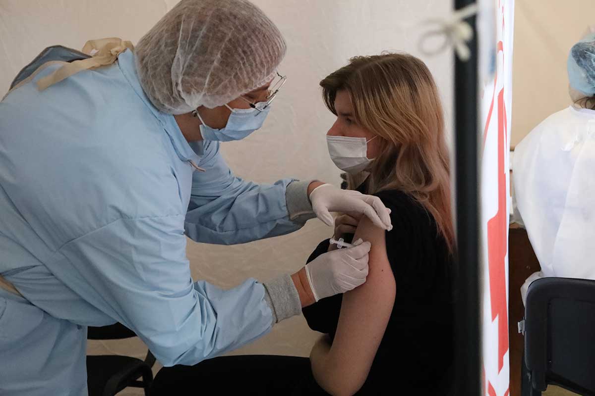 У Вінниці та Києві випробовуватимуть на бажаючих французьку вакцину. За китайську виробник платить 8 000 грн