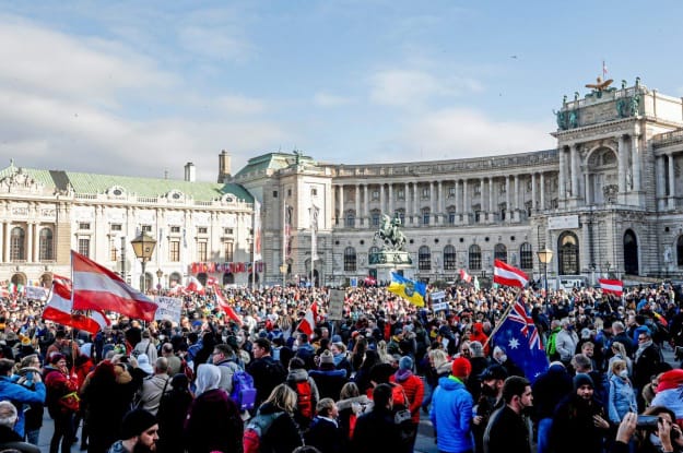 Проти примусової вакцинації і локдауну тисячі людей вийшли на вулиці Відня